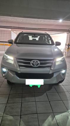 TOYOTA HILUX SW4 2.8 SRX 4X4 7 LUGARES 16V TURBO INTERCOOLER DIESEL 4P AUTOMÁTICO